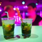Deux verres de cocktails au Elyx Club, club libertin à Cournon d'Auvergne, dans une ambiance lumineuse
