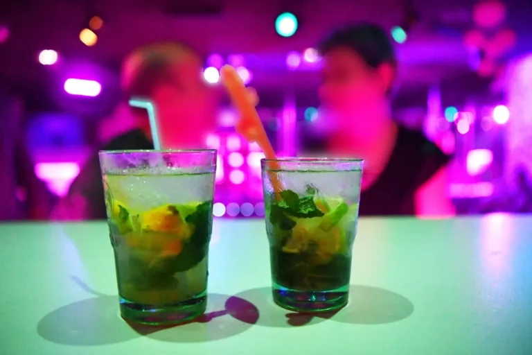 Deux verres de cocktails au Elyx Club, club libertin à Cournon d'Auvergne, dans une ambiance lumineuse
