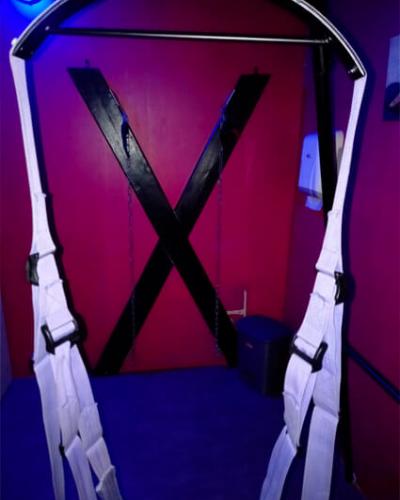 Equipement coquin de l'Elyx Club, ici une croix de saint André ainsi qu'un harnais en cuire suspendu.