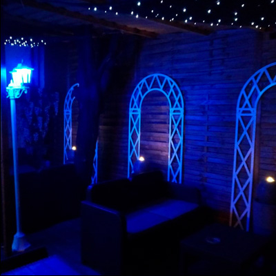 Coin extérieur de l'Elyx Club, possibilité de fumer en extérieur, ambiance cocooning.